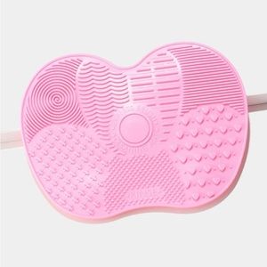 Make-up brush cleaning mat